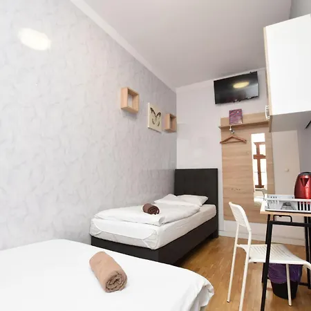 - Prywatne Hostel *